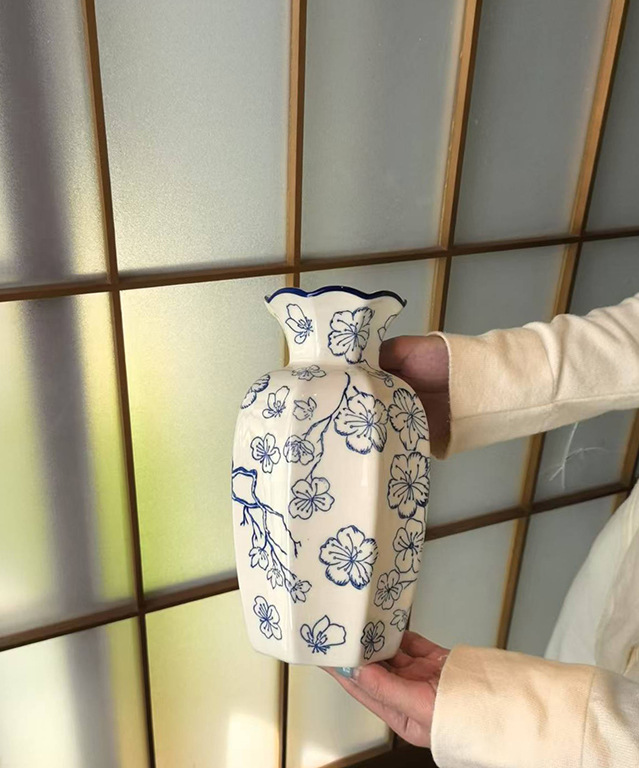 A new Chinese-style high-end retro blue and white porcelain octagonal ceramic vase, a realistic flower arrangement decorative item for the entrance hall of the living and dining room pic 4