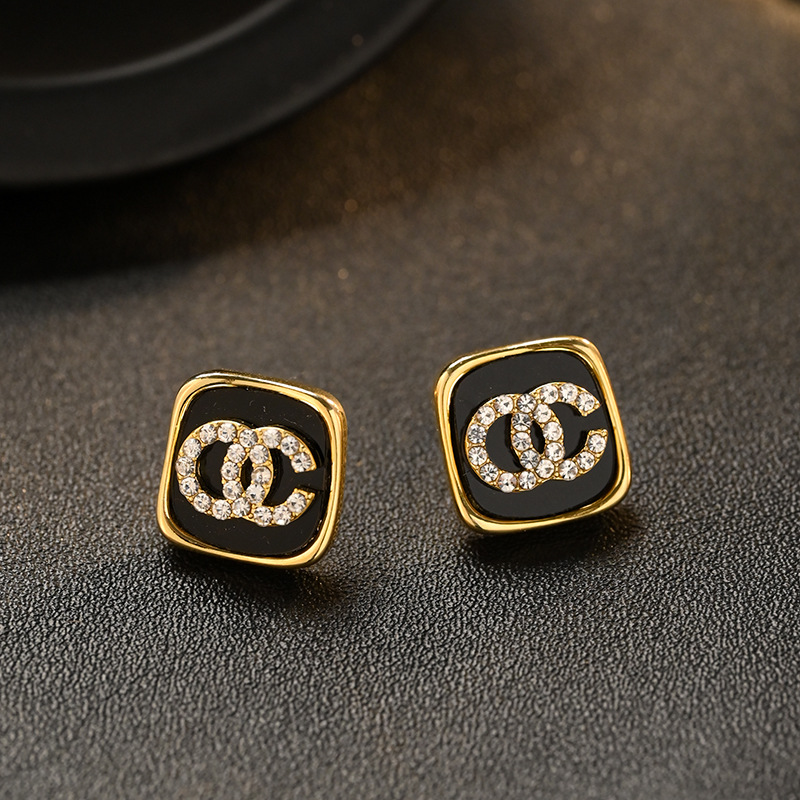 Simple square retro black small chanel-style stud earrings for women with a light luxury and high-end feel, 2024 new style earrings pic 57