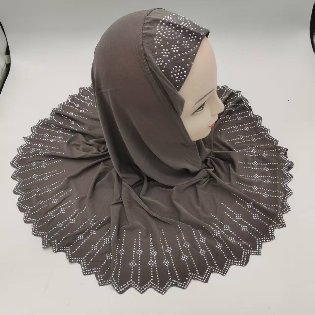 跨境货源水晶麻几何图烫钻激光边女式时尚包头帽头巾帽详情5