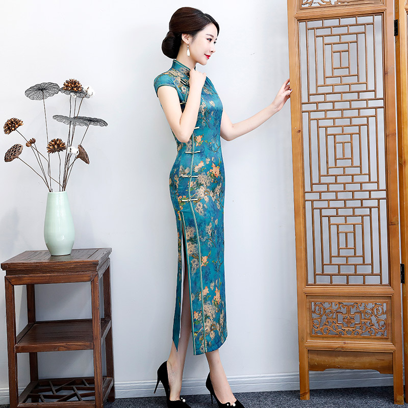 A new Chinese-style long cheongsam in the Republic of China era, with a traditional Chinese style, has been improved for young women. It exudes a sense of luxury and is a retro, slimming fashion show style pic 2
