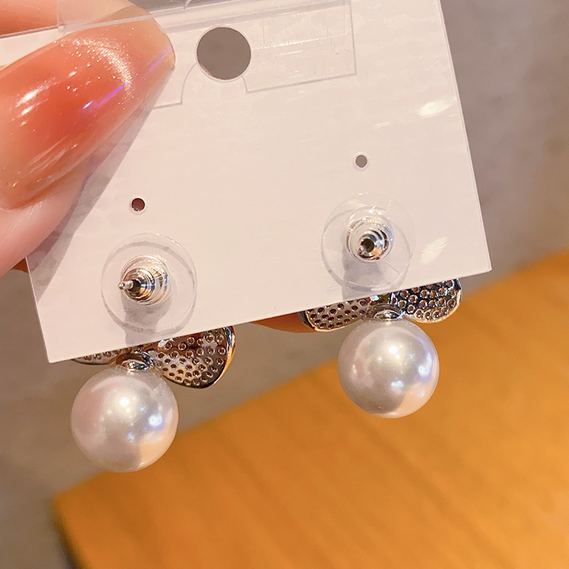 New best-selling copper-inlaid zircon stud three-petal flower pearl earrings, high-end design earrings, exquisite and versatile for women pic 9