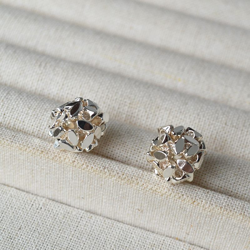 墙裂推荐小众ins风多切面闪亮银色镂空花球日常简约气质耳钉耳饰详情6