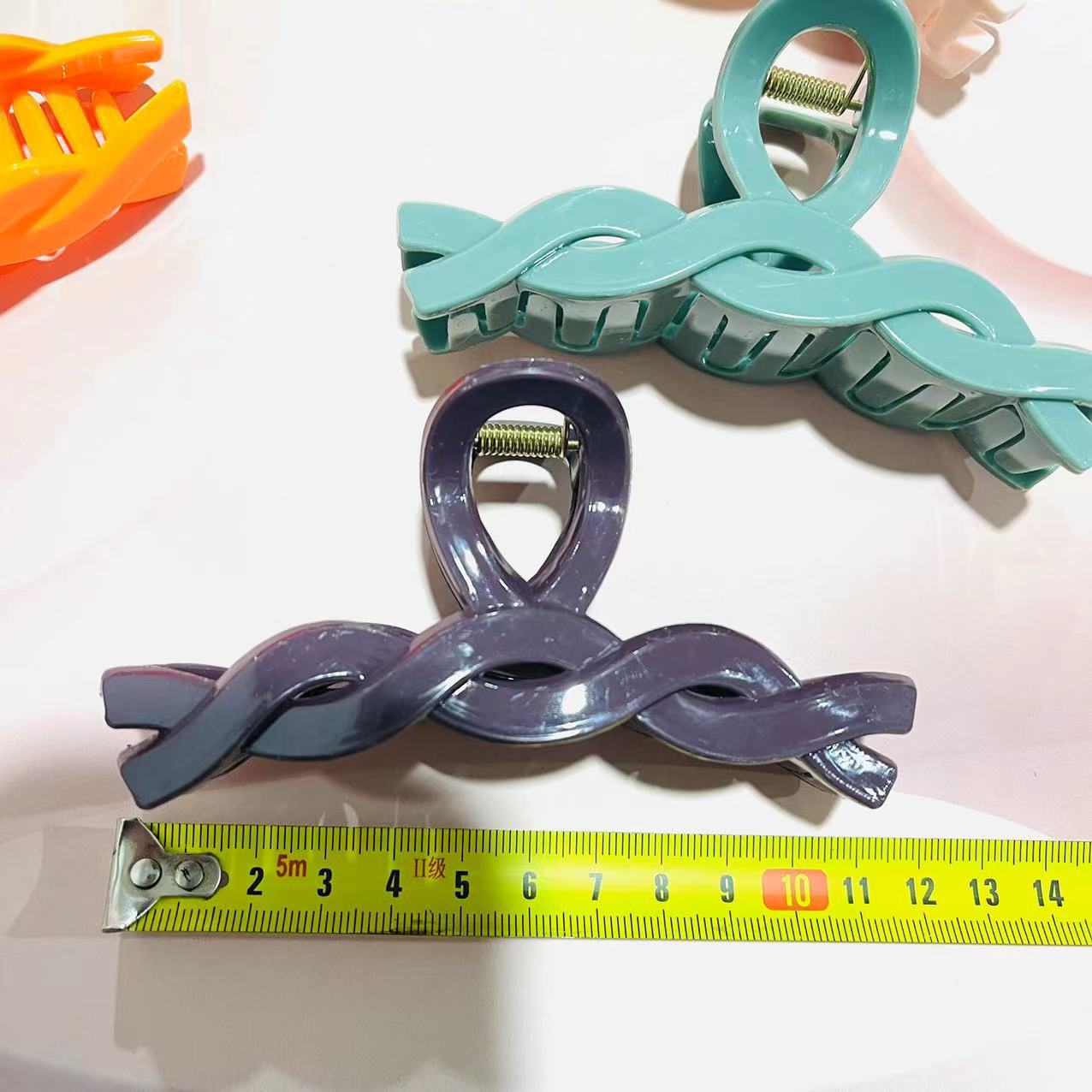 Twist grab 12/ pack 1200/ box Color grab, fashionable hair grab, plastic grab, color hair grab, fishtail grab, straight grab 1 yuan, 2 yuan grab pic 2