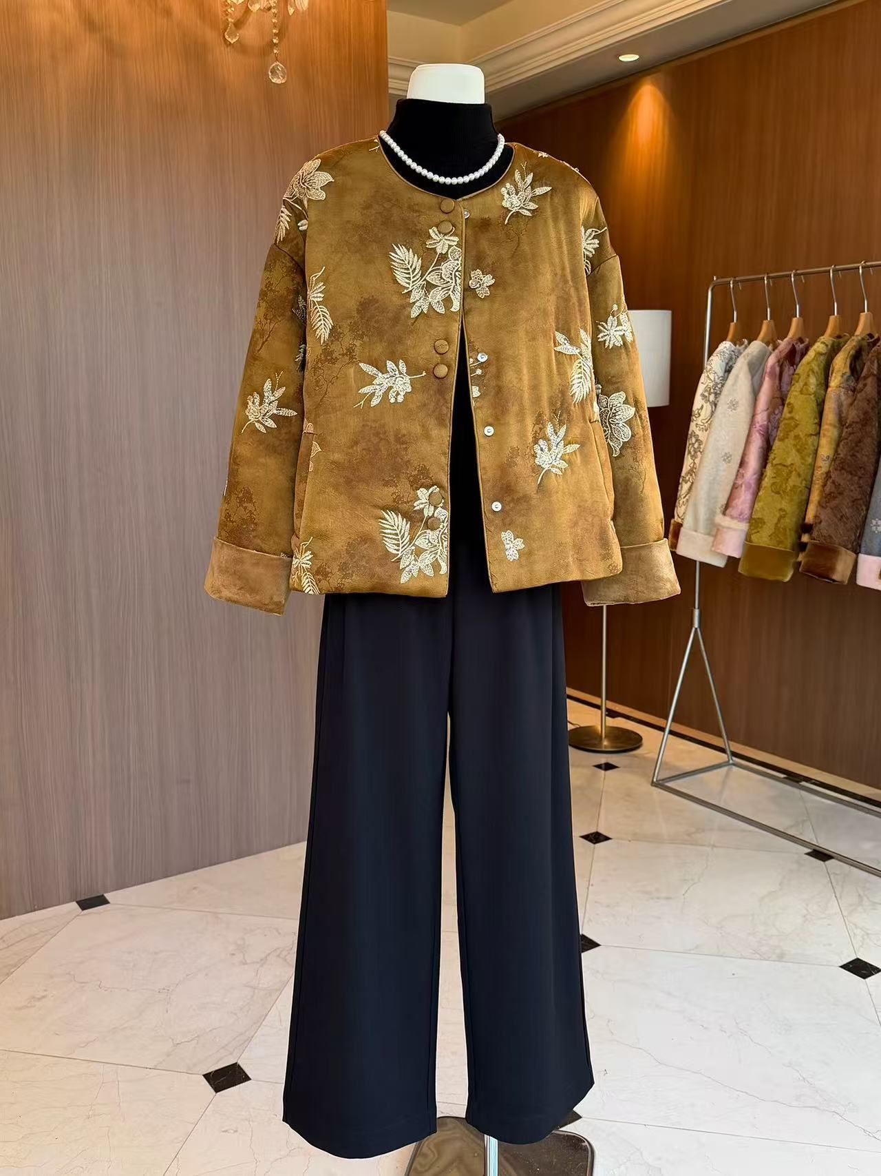 2025新款新中式国风棉衣女冬季时尚复古重工刺绣老钱风夹棉外套详情5