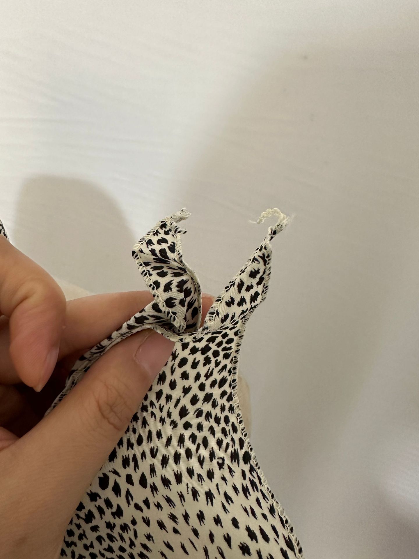 The colorful jacquard fabric is a versatile leopard print decorative scarf with a lantern and large flower layering style, featuring a retro and versatile design pic 8