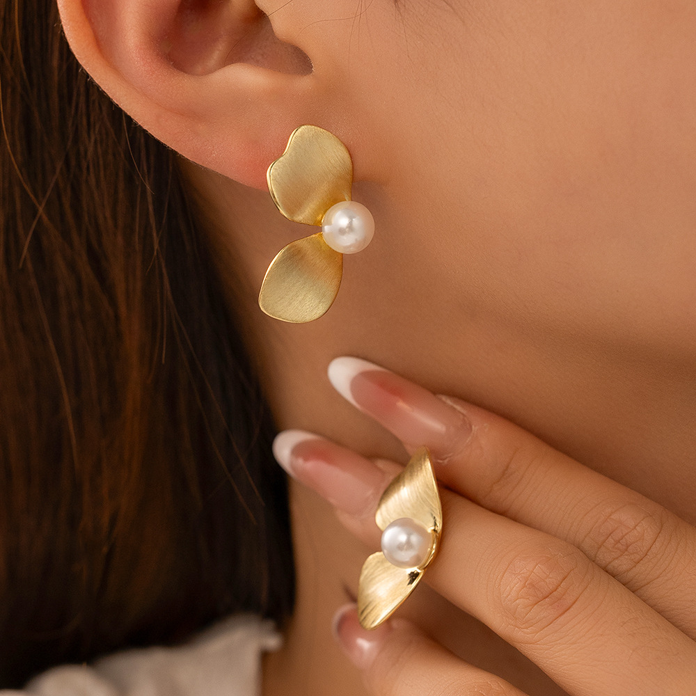 跨境新款花瓣珍珠耳钉小众设计感女时尚复古耳环轻奢耳饰批发花朵详情3