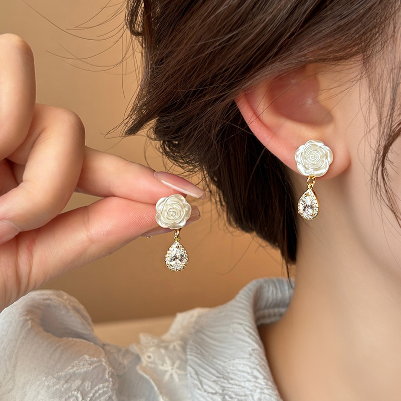Spring/Summer 2025 fresh and elegant flower earrings for women, a light luxury and high-end look, pearl stud earrings, super fairy-like, versatile and elegant earrings pic 70