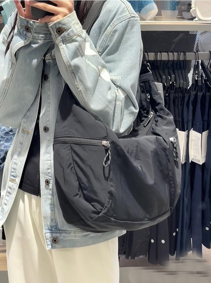 lululemon包大容量休闲百搭13L牛角包月牙包小众女士单肩斜挎包详情45