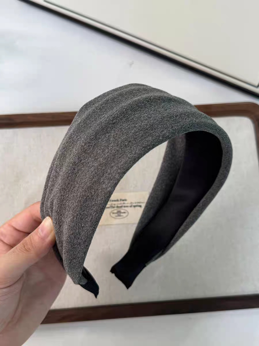 The wide-brimmed headband for women, featuring a high-end grey knitted headband with a wide headband accessory, is the same style as the one worn by the Instagram blogger pic 6