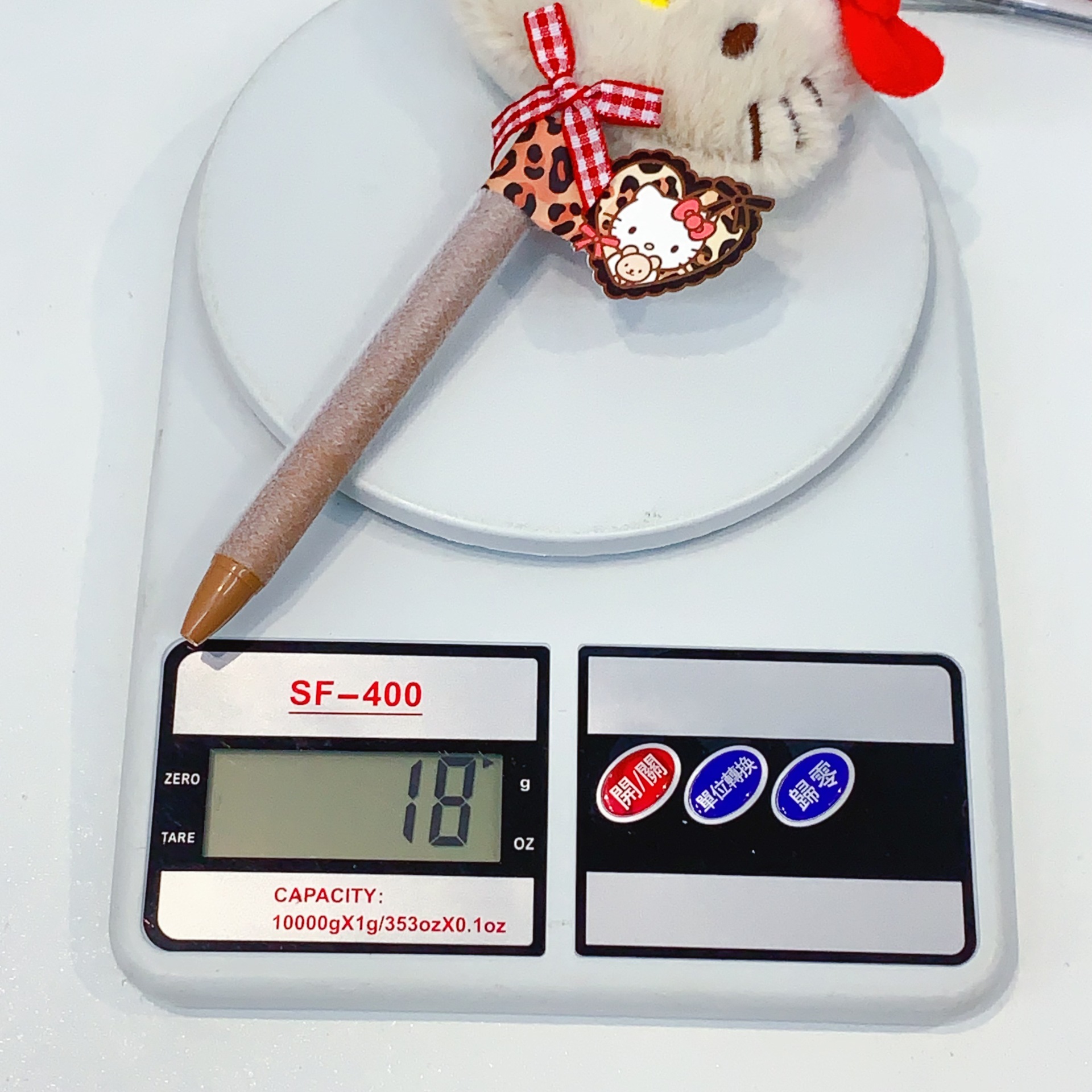 The new Hello Kitty plush press gel pen is cute and fun. The top of the plush press has a core that makes writing smooth pic 15