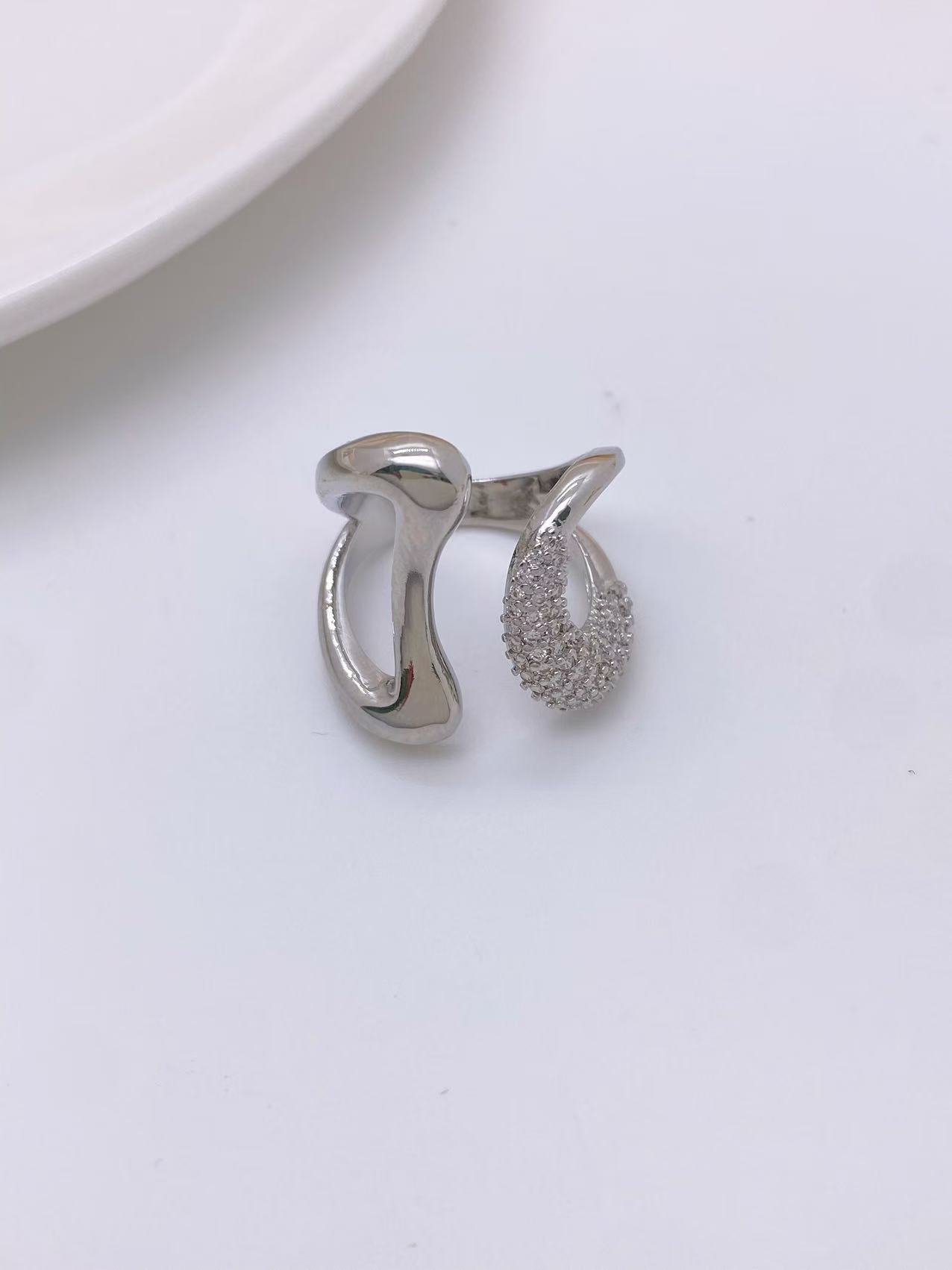 A new cross-border product featuring a high-end European and American style, a variety of copper-plated 18K gold and diamond-encrued zircon irregular-shaped adjustable ring pic 8