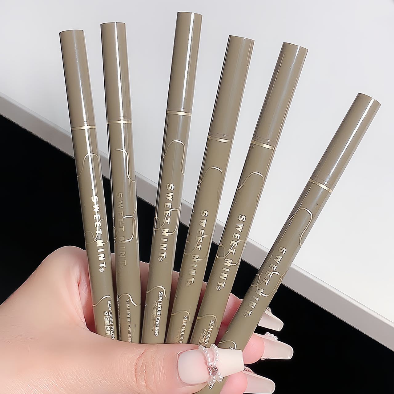 Sweet Mint Fine Eyeliner Pen: Extremely fine, waterproof, sweat-proof, non-smudge makeup eyeliner liquid pen, eye-brightening and long-lasting color display pic 9