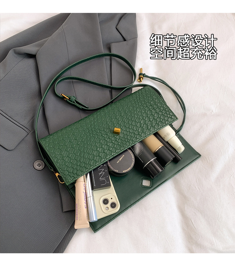 A new cross-border woven pattern single-shoulder crossbody bag with a retro texture, a hand-held baguette bag, and a versatile and elegant evening clutch pic 7