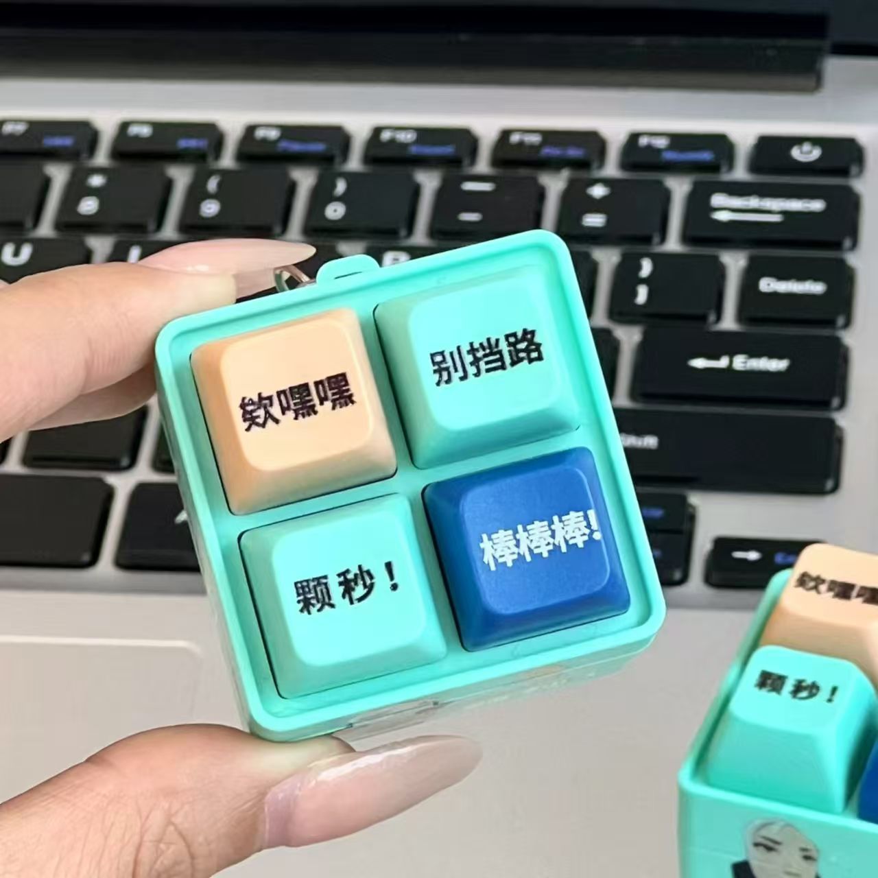 厂家直销现货颗秒四键按压发声发光玩具语音瓦瓦无畏契约带钥匙扣详情4