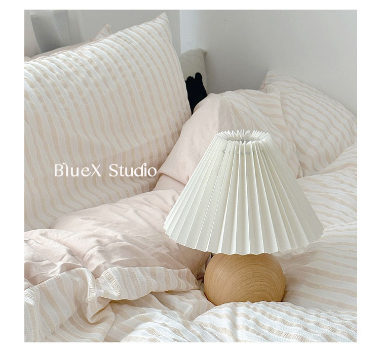 Pleated table lamp, ins Nordic ceramic bedside lamp, warm, romantic, simple, ins style, girlish, high-end and retro pic 22