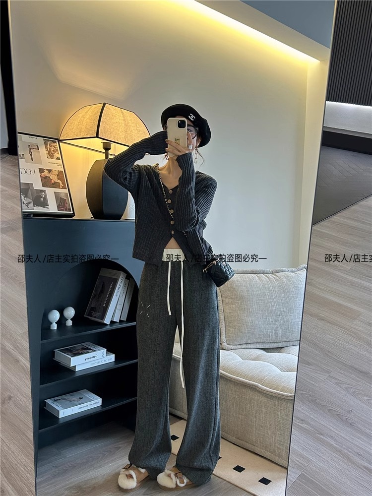 2024年新款女装秋季韩版薄款V领长袖针织开衫 宽松显瘦短款外穿上衣 女装加工精致时尚详情10