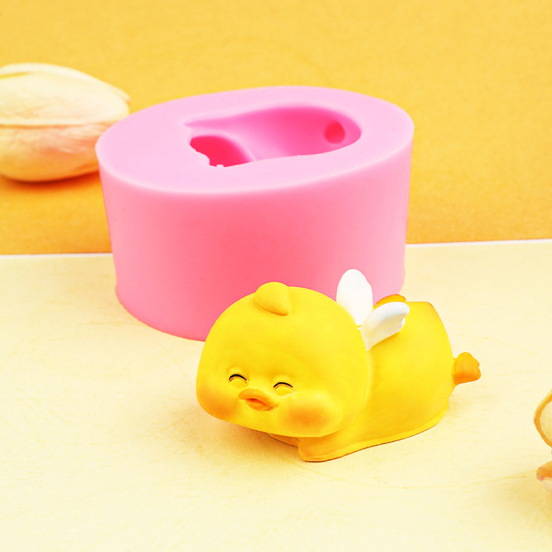 可爱小鸭子立体摆件巧克力滴胶硅胶模具小黄鸭香薰石膏蜡烛汽车详情3