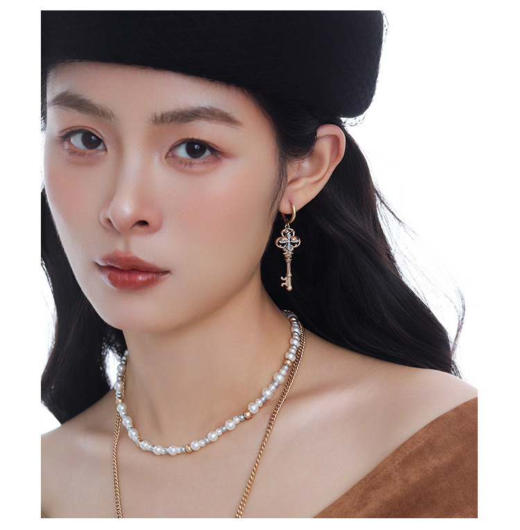 The gilded lock core key series earrings are original designs for women. They are niche, exquisite, fashionable, versatile and high-end earrings pic 8