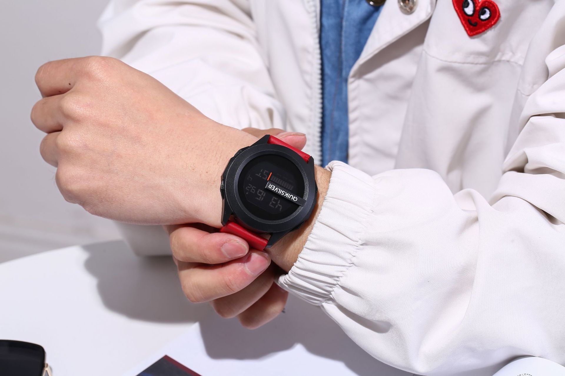 QIKSILVER唛新品男士科技电子表多功能防水夜光潮流学生电子手表详情5