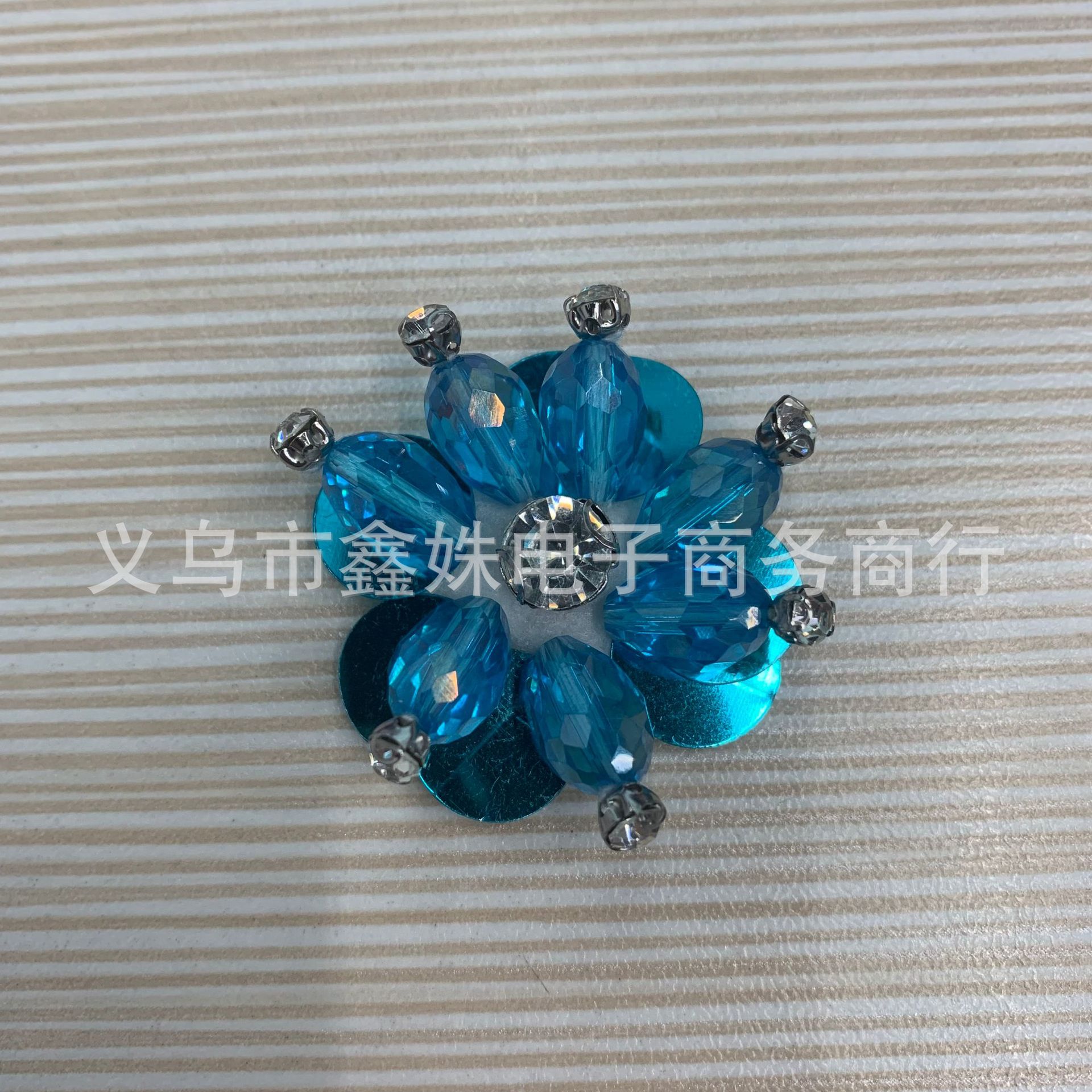 Камелия из гирлянды, гвозди с бусами, аксессуары DIY pic 9