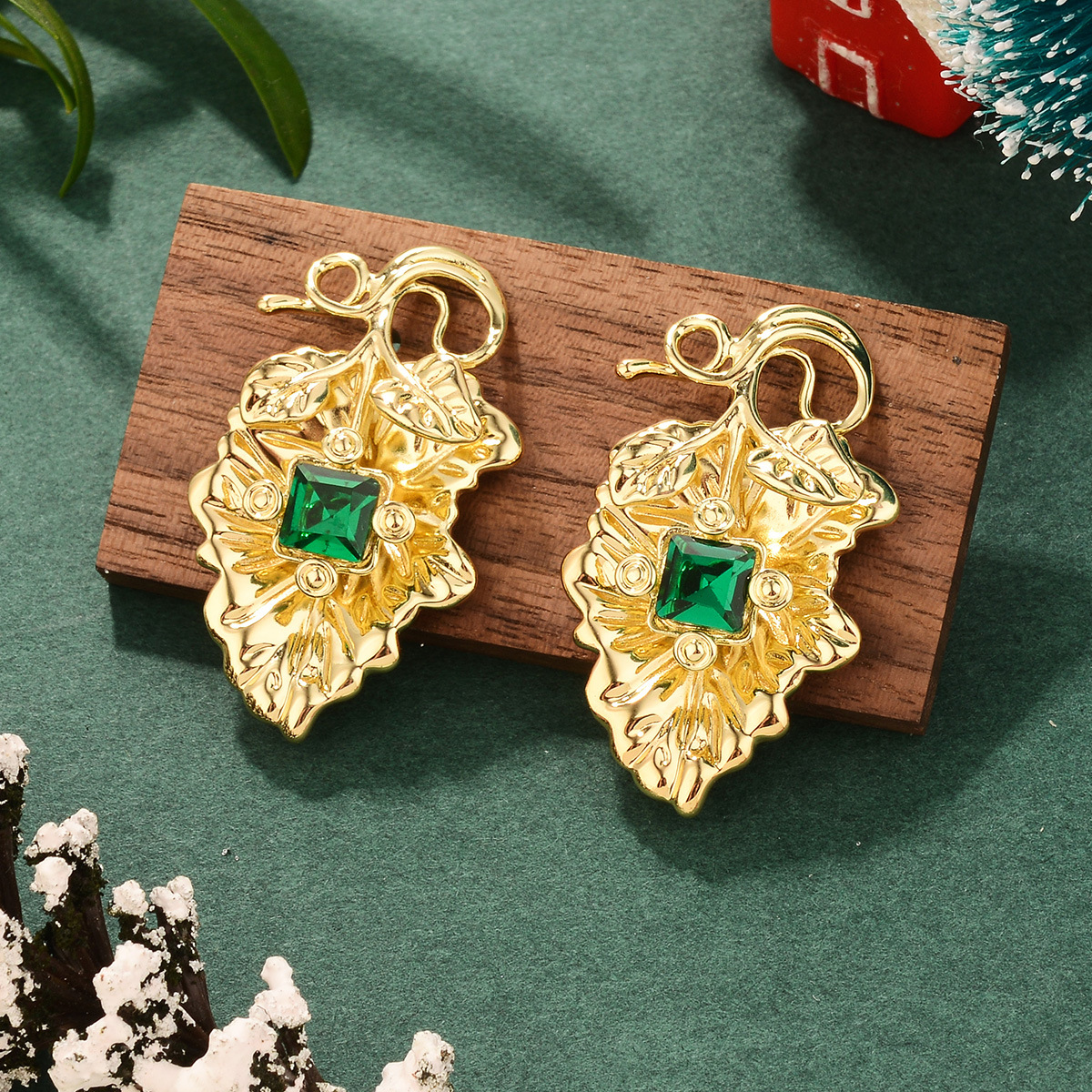 欧美ins樱桃耳环圣诞节设计感镶锆石绿色新年高级感复古甜美耳饰详情20