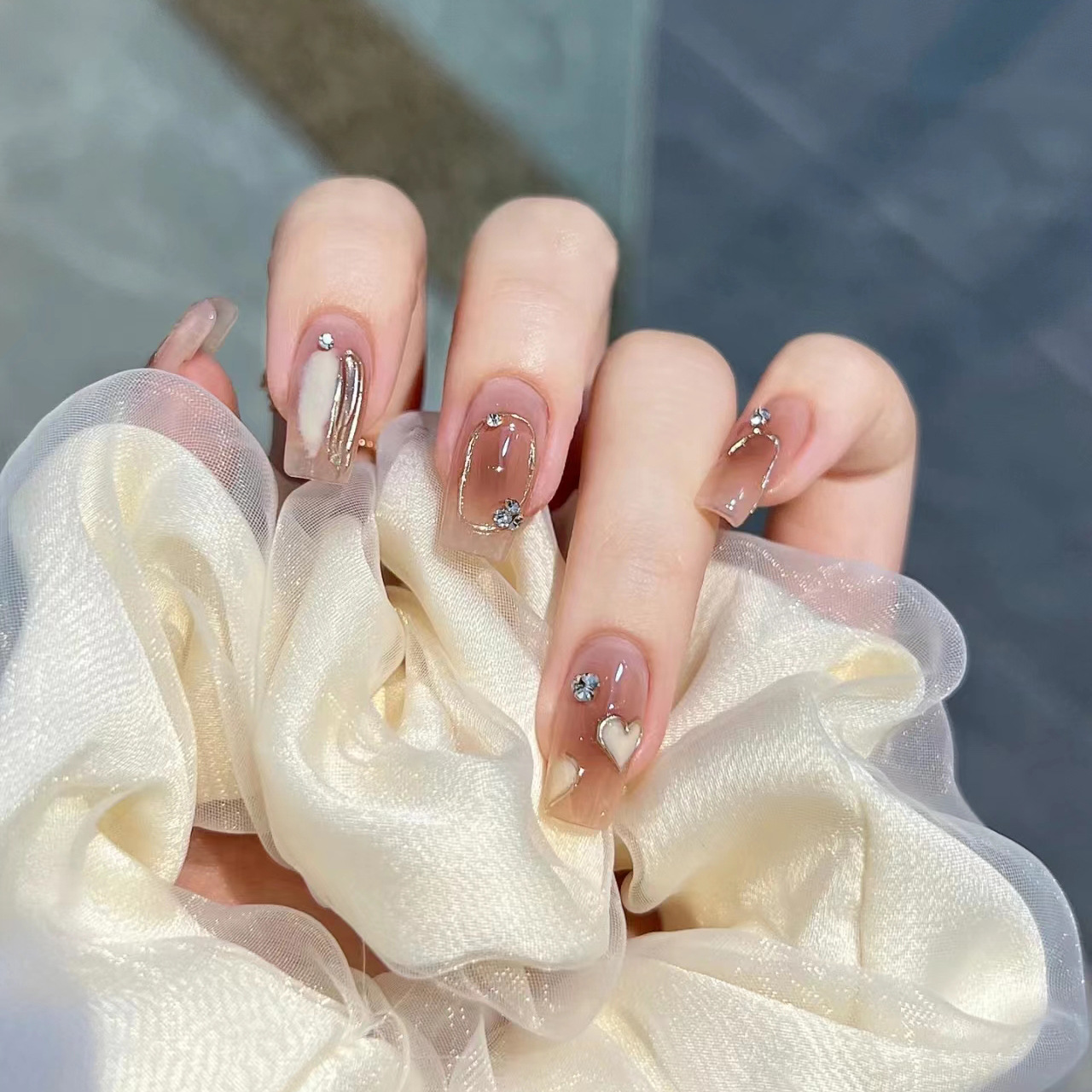 New handcrafted nail art, wearable nails, false nail patches, high-end and light luxury, heart-shaped gradient gradient, magic mirror with sparkling diamonds, long style pic 3