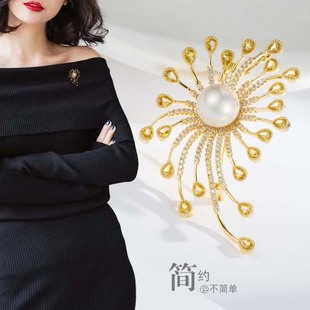The light luxury and high-end starlight fireworks brooch features an original design of copper alloy, real gold electroplating and zircon imitation pearl pic 3