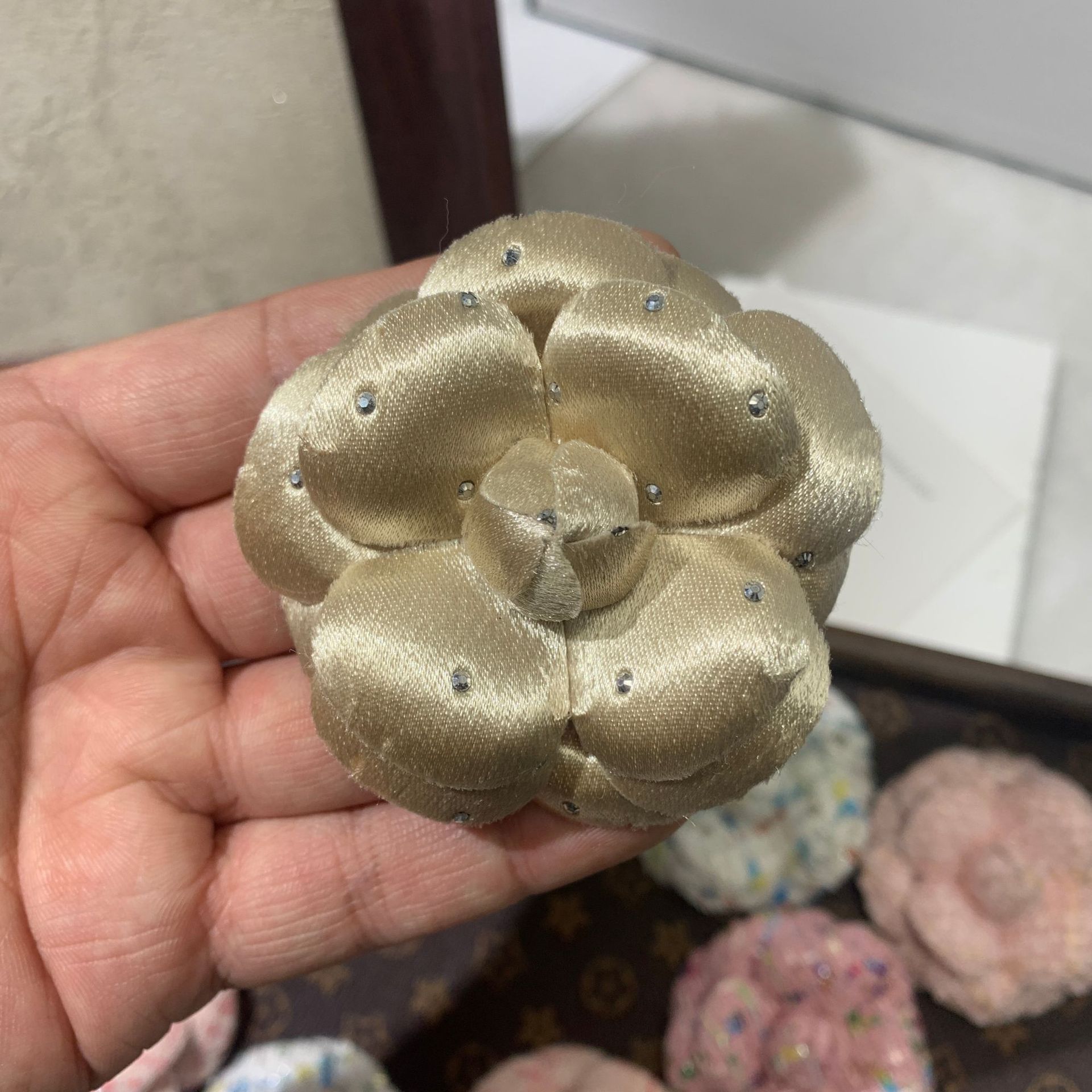 New 6.8cm high-end small fragrant flower nib super shaped flower camellia accessory brooch with a flower clip on the head pic 9