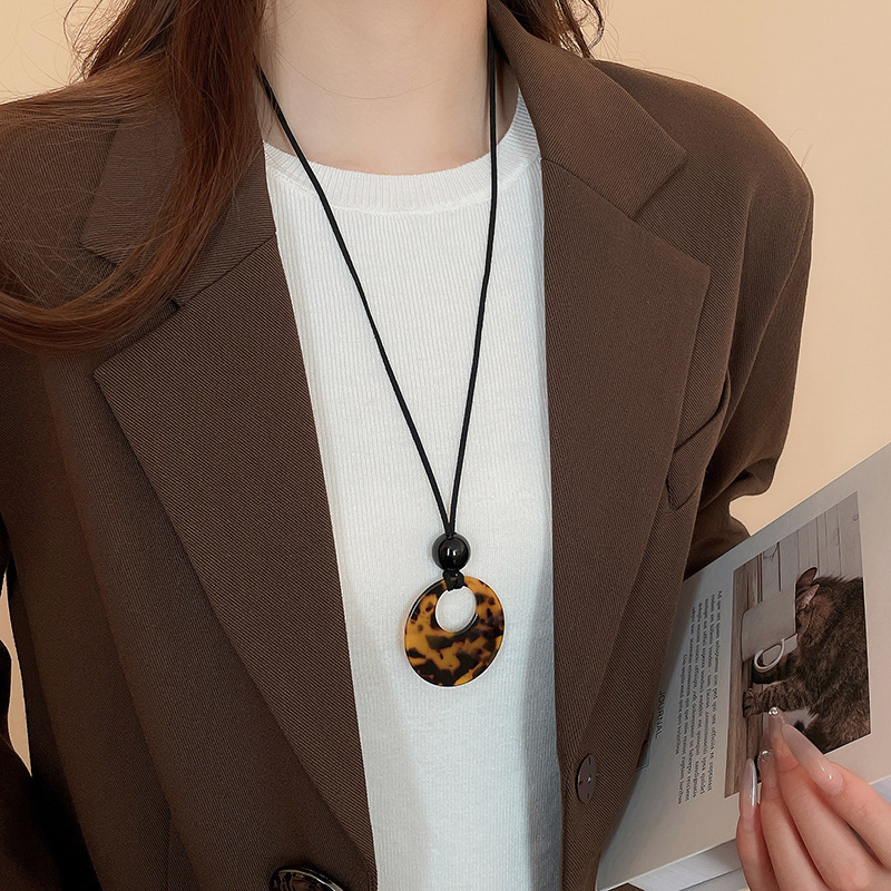 Maillard retro necklace for women, a new and niche Korean-style sweater chain, a fashionable autumn and winter versatile and high-end necklace for wholesale pic 2