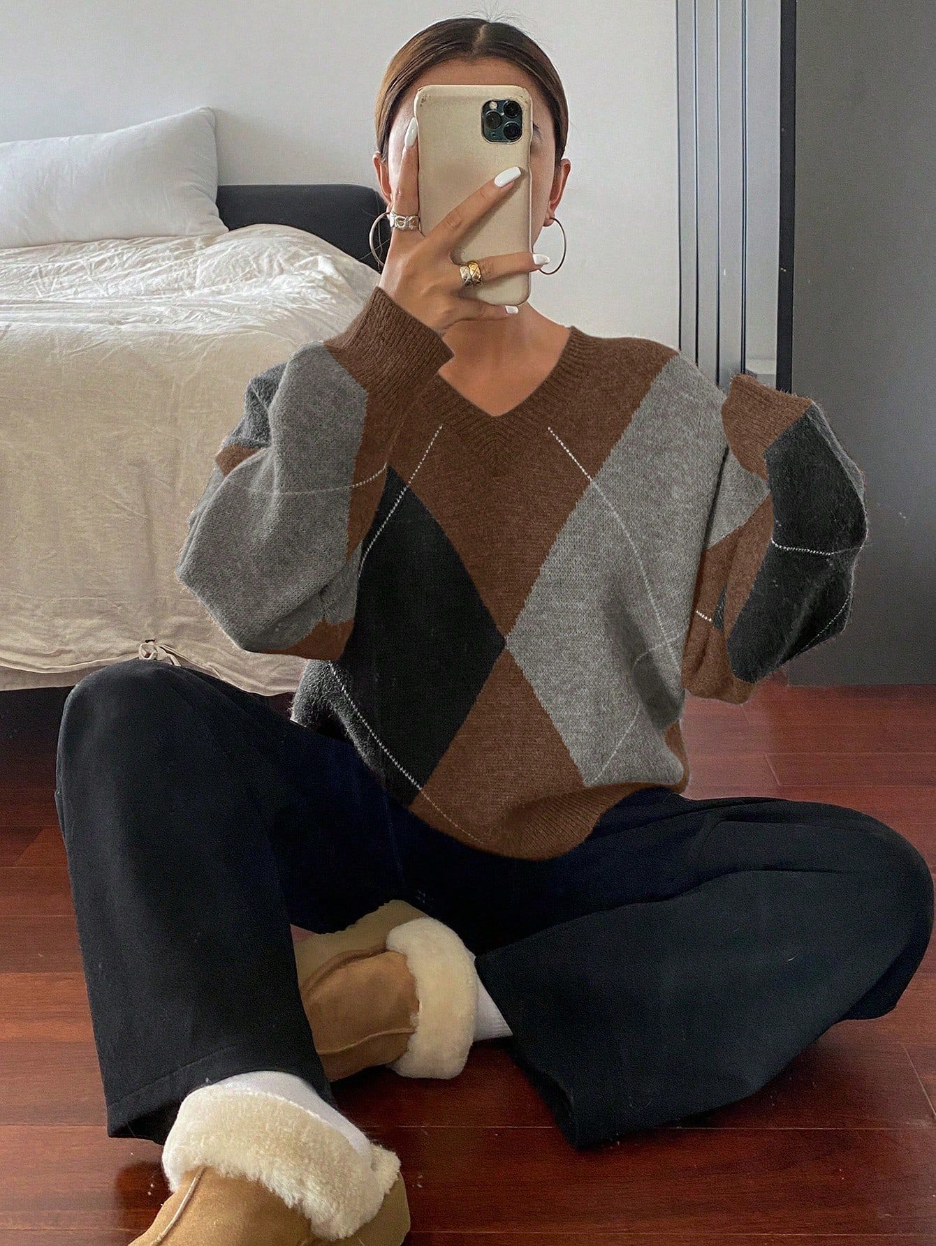 A retro color-blocking diamond-shaped V-neck sweater for women, a laid-back Korean-style knitted sweater, a casual and fashionable base layer for a trendy top pic 11