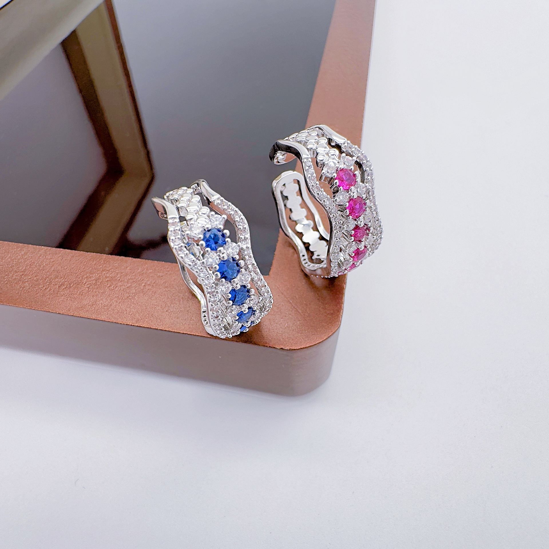 Celeste orfebrería europa y américa ligera extravagancia rojo con circonitas abiertas anillo de nicho diseño moda alta clase sentido brillo anillo pic 5