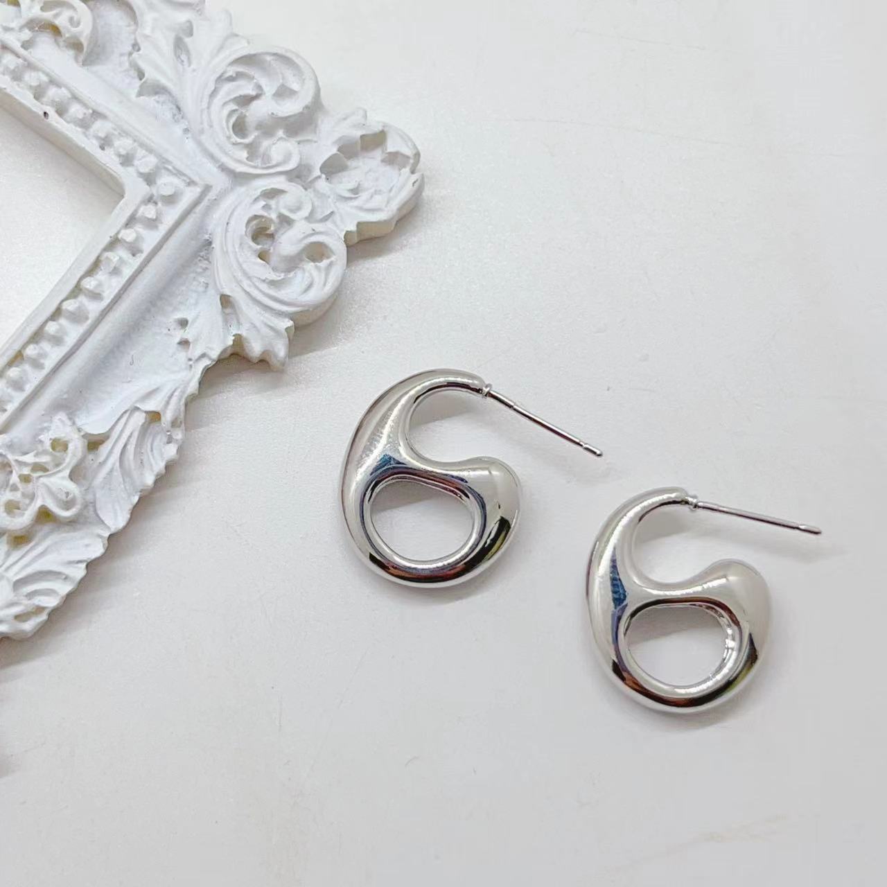 Copper-plated real gold hollowed-out pig nose, simple and cold style stud earrings, exquisite and high-end, light luxury, versatile earrings for women pic 6