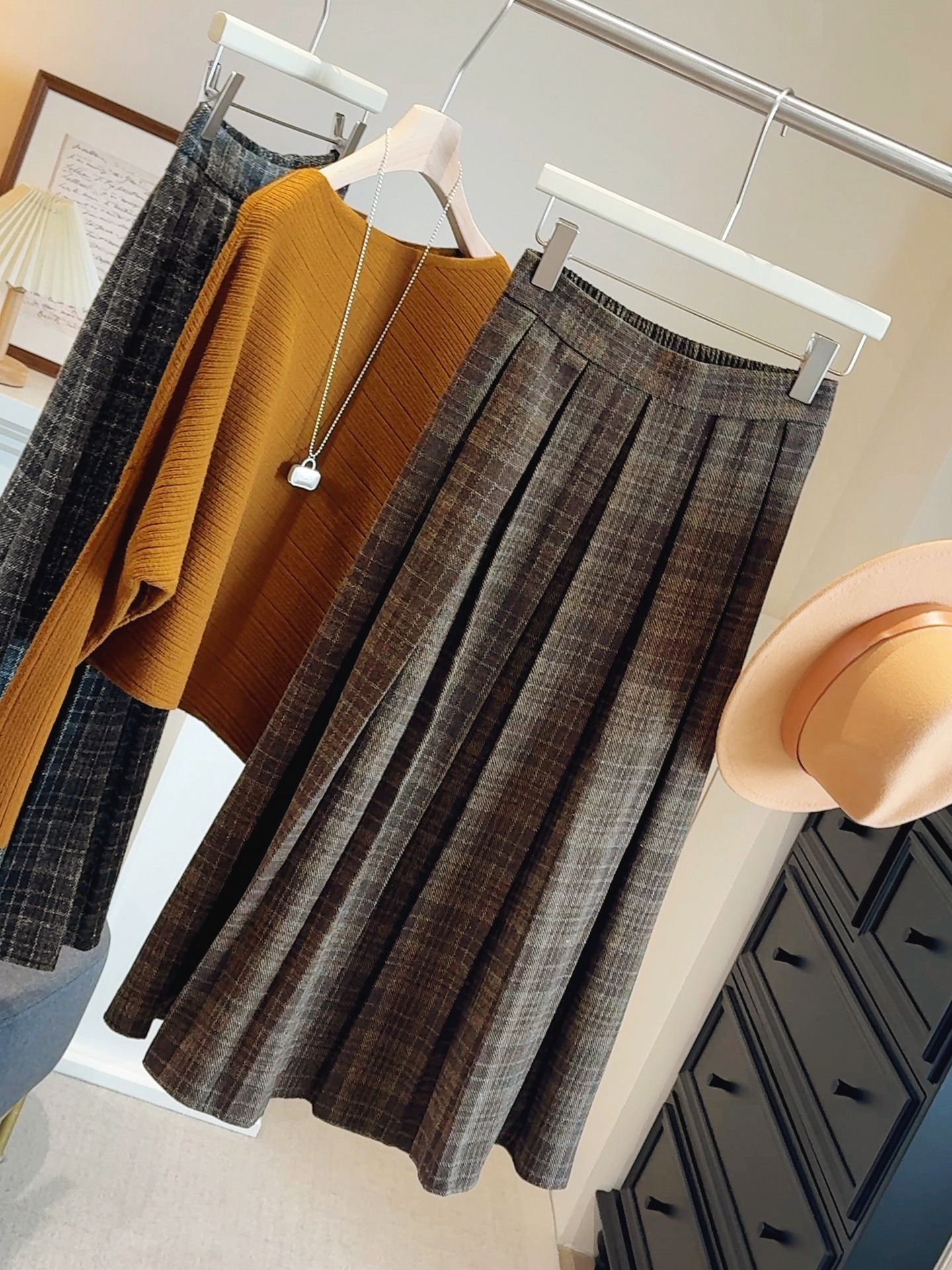 Autumn and winter thickened checkered woolen pleated skirt for women 2025 Korean school style high-waisted A-line casual mid-length skirt pic 4