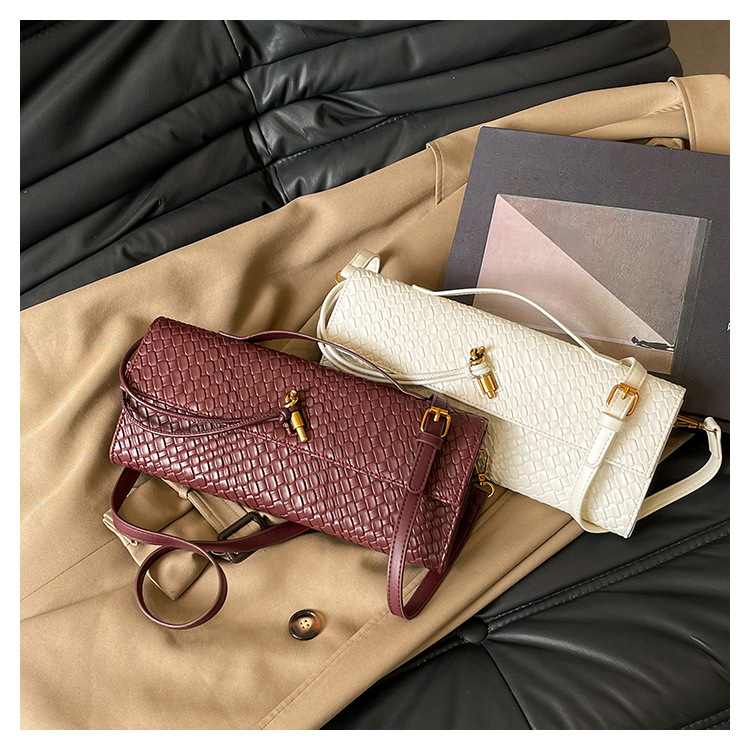 A new cross-border woven pattern single-shoulder crossbody bag with a retro texture, a hand-held baguette bag, and a versatile and elegant evening clutch pic 22