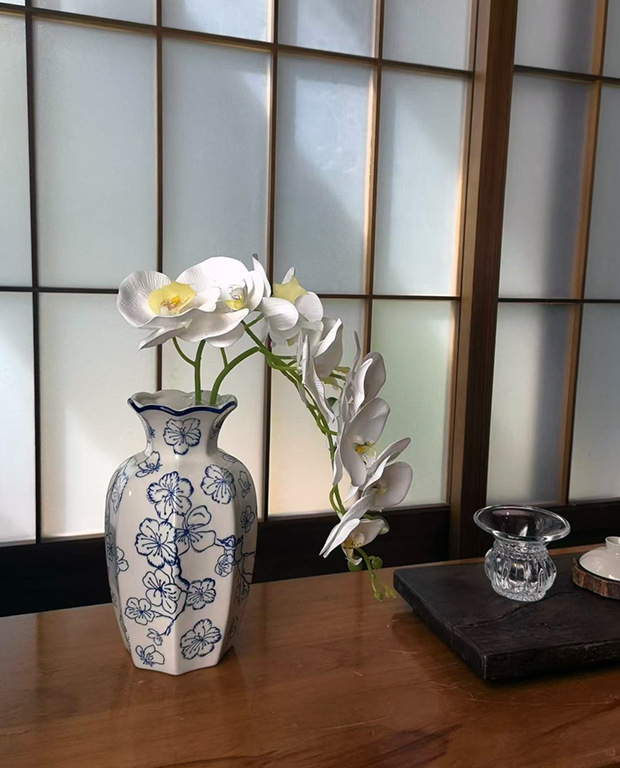 A new Chinese-style high-end retro blue and white porcelain octagonal ceramic vase, a realistic flower arrangement decorative item for the entrance hall of the living and dining room pic 3