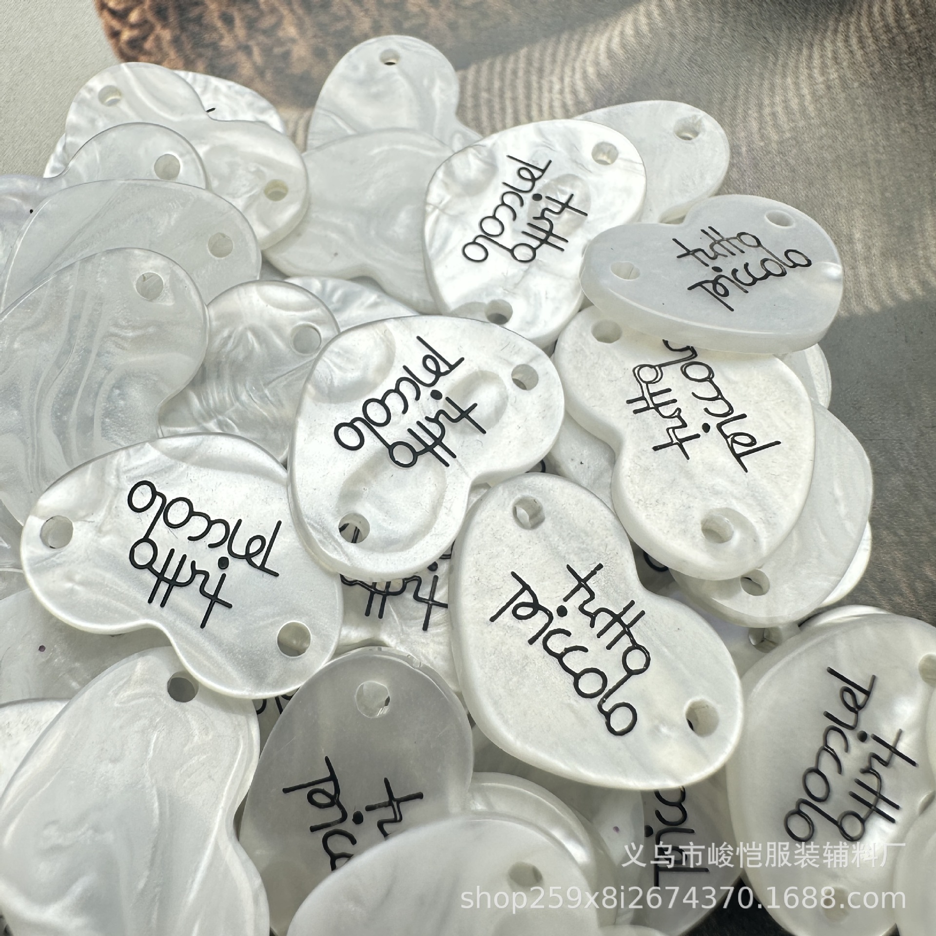 爱心标牌树脂仿贝壳彩色扣子异形不规则纽扣毛衣衬衣针织衫小铭牌详情2