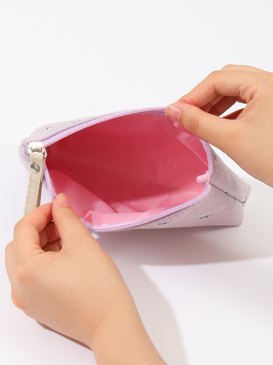跨境印花帆布化妆包女防水便携ins风字母学生笔袋旅行收纳洗漱包详情11