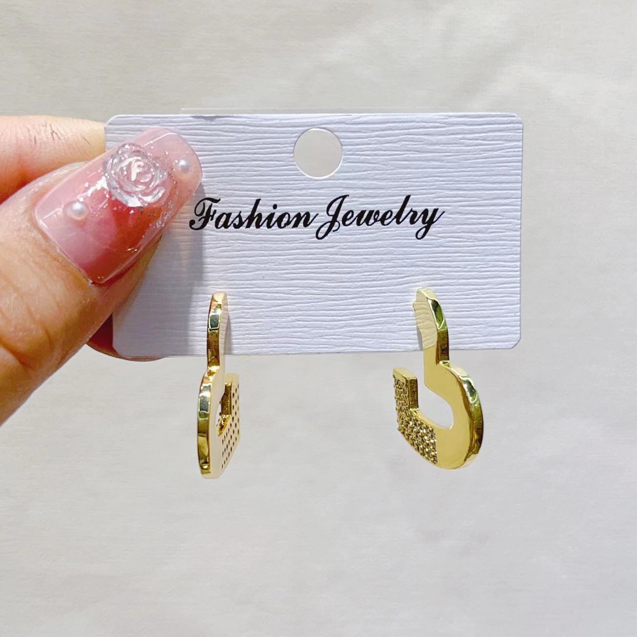 The new trendy copper zircon light luxury micro-set earrings are fresh and elegant. The zircon is versatile and the cute animal stud earrings are adorable pic 2