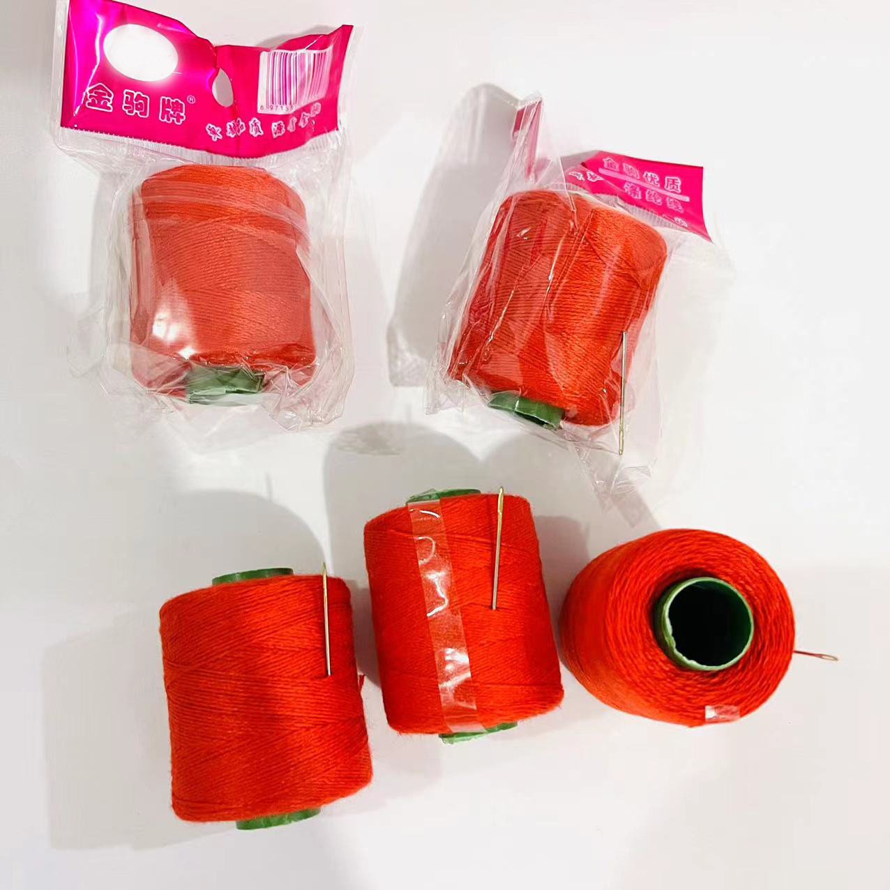 【 Zone 2-1 】 Red center thread 100/ pack 1000/ piece Household sewing thread Small roll Hand sewing thread sewing clothes hand thread Red small roll thread with needle one yuan supply pic 2