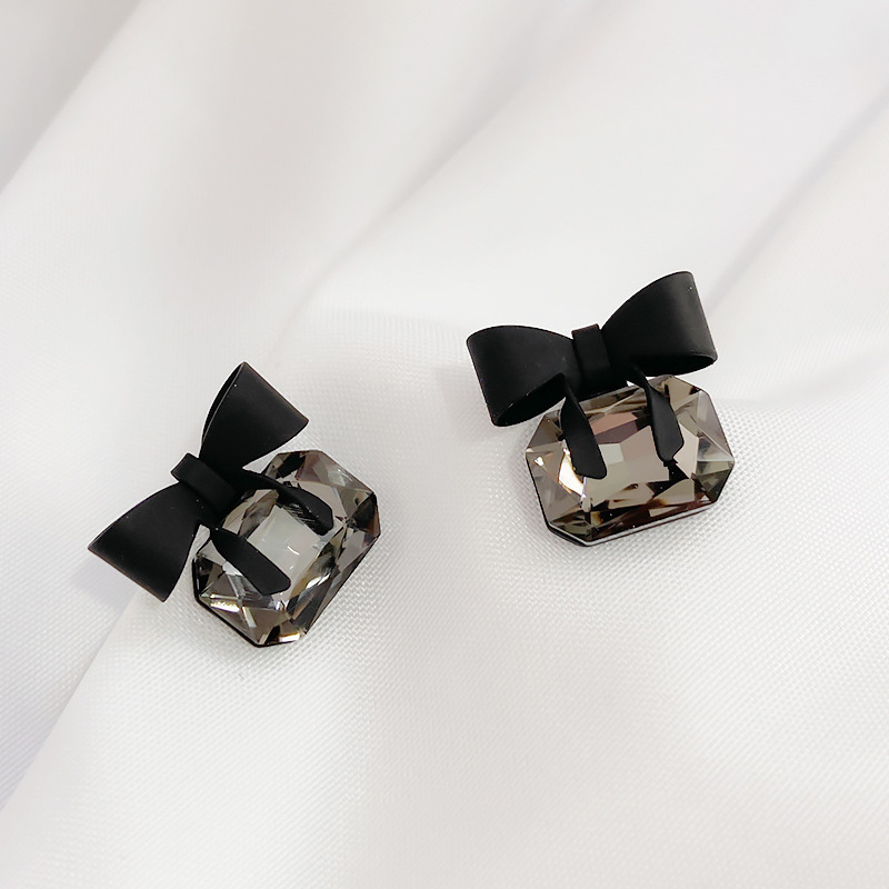 New black bow stud earrings for women in a cold and simple style, Korean style, stylish and fashionable commuting stud accessories pic 11