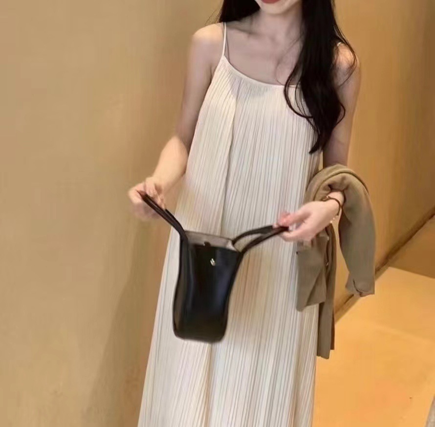 褶皱吊带裙女夏季2024高级感气质显瘦连衣裙宽松法式轻奢纯色长裙详情2