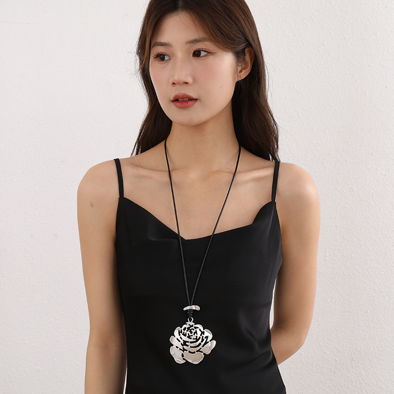 跨境新款女士吊坠玫瑰花新中式长款高级感毛衣链项链时尚金属配饰详情5