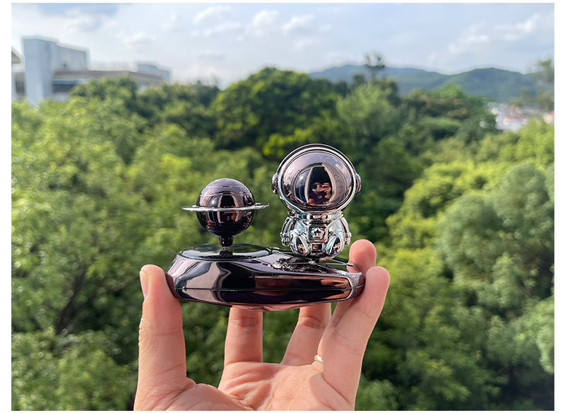 太阳能车载香水香燕汽车摆件创意宇航员中控台高端饰品摆件详情5
