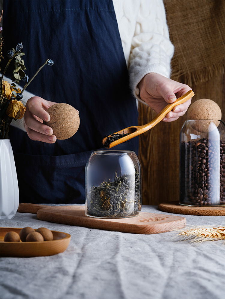 Круглые пробки, стеклянные консервные банки, фруктовые зерна, кофейные зёрна, показывающие готовые бутылки из-под провизии на кухне pic 9