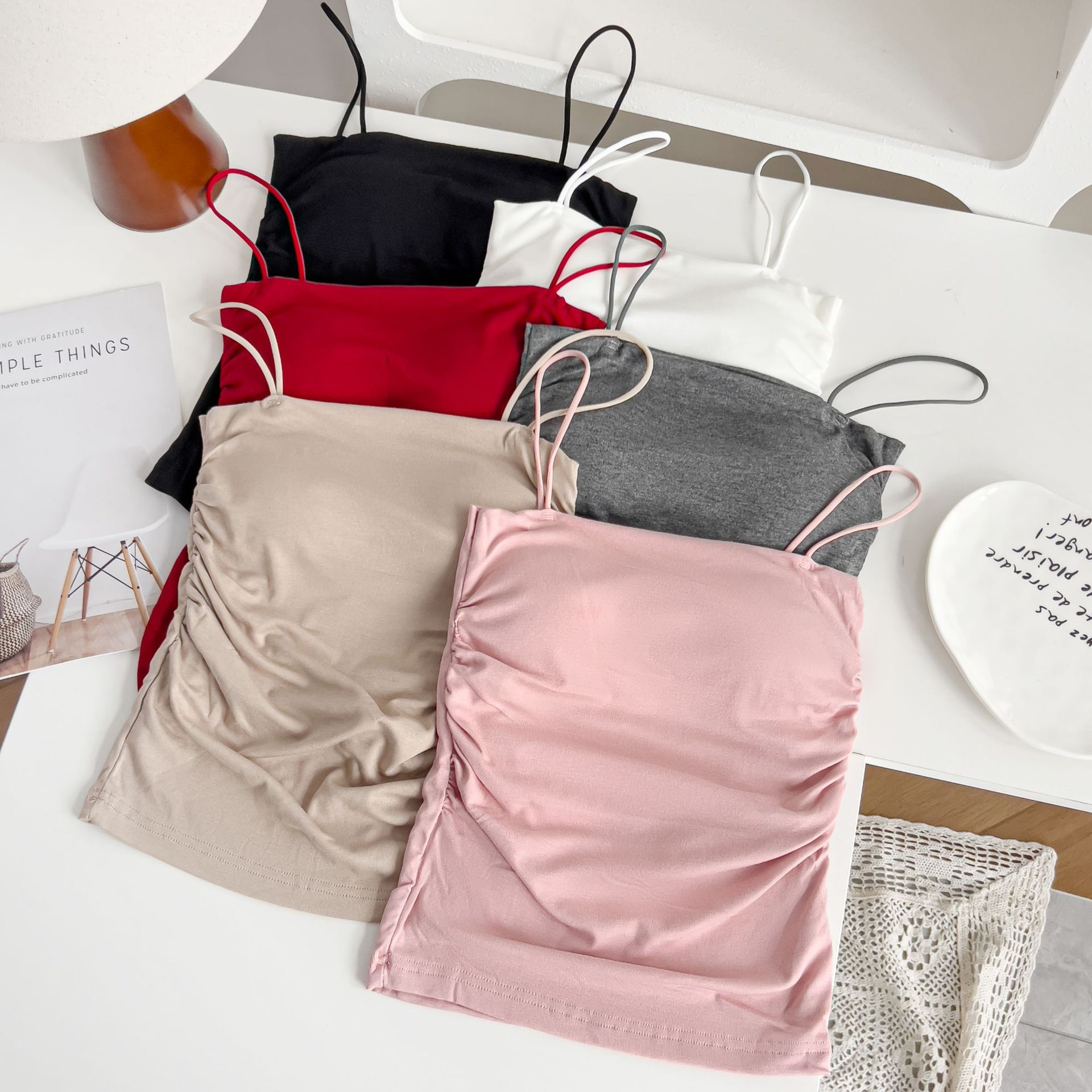 AMUSIVE女士百搭小吊带胸垫一体抹胸修身褶皱无痕打底小背心外穿款细肩带设计详情5