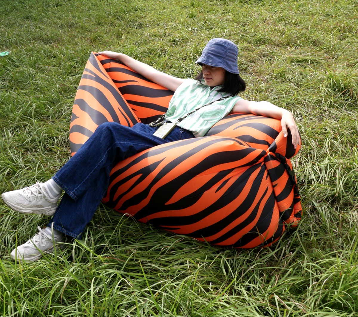 户外网红充气沙发空气沙发黑白格音乐节印花野餐垫装备露营用品详情6