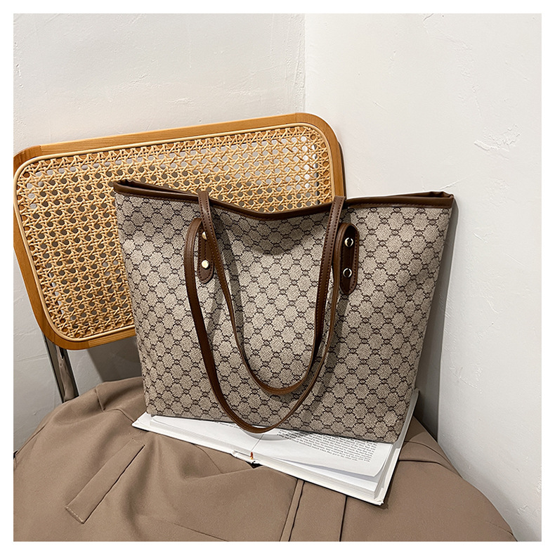 A simple and fashionable large-capacity bag for women in 2025, a trendy six-year tote bag for women, a large-capacity single-shoulder bag for commuting pic 28