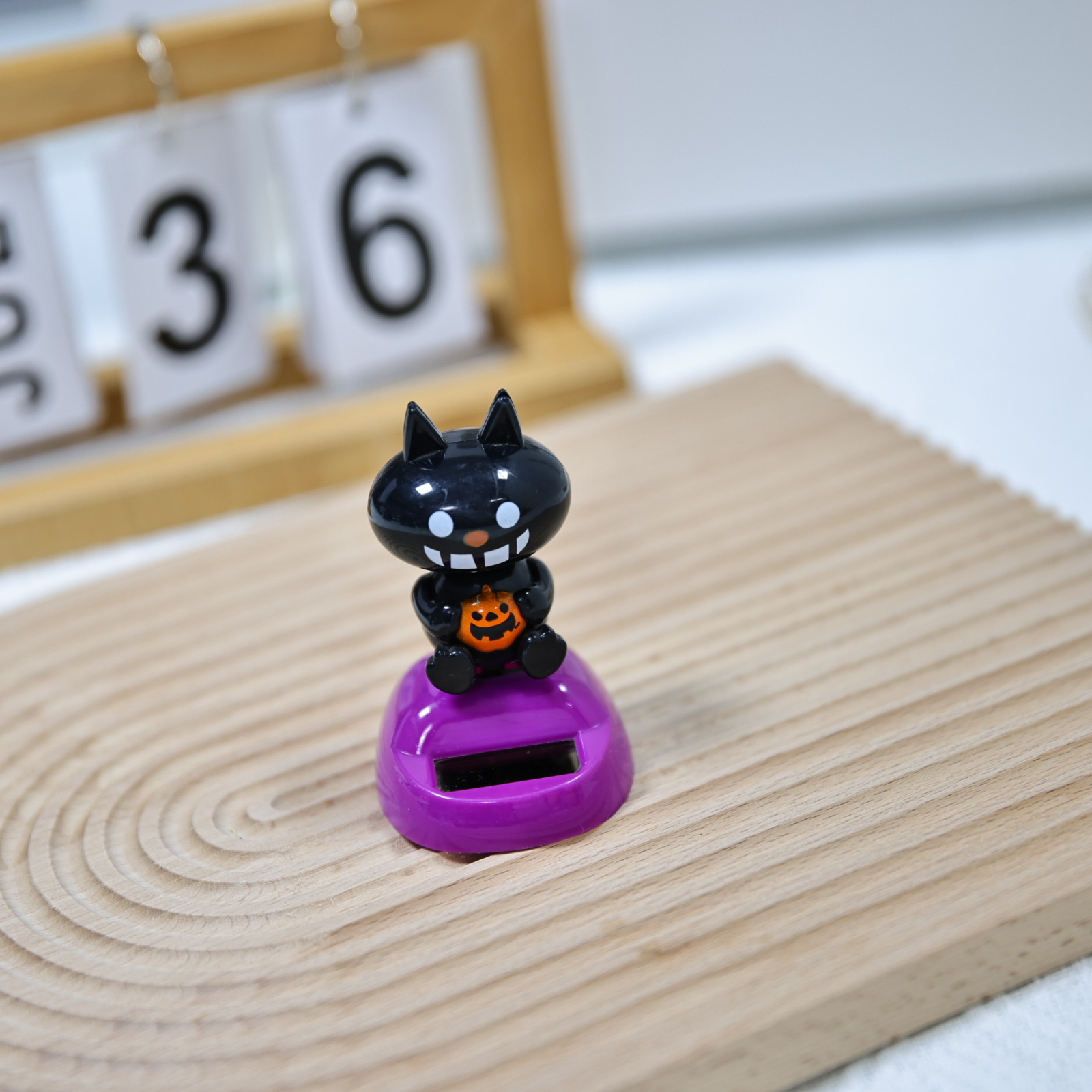 工厂直销万圣节太阳能自动摇头公仔小黑猫车载鬼节黑猫车载摆件详情7