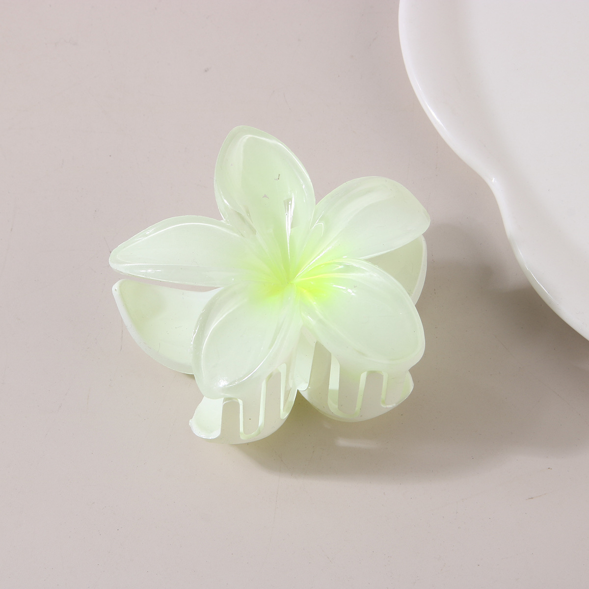 欧美跨境彩色鸡蛋花发夹花朵抓夹复古女士侧抓半抓后脑勺鲨鱼夹详情12