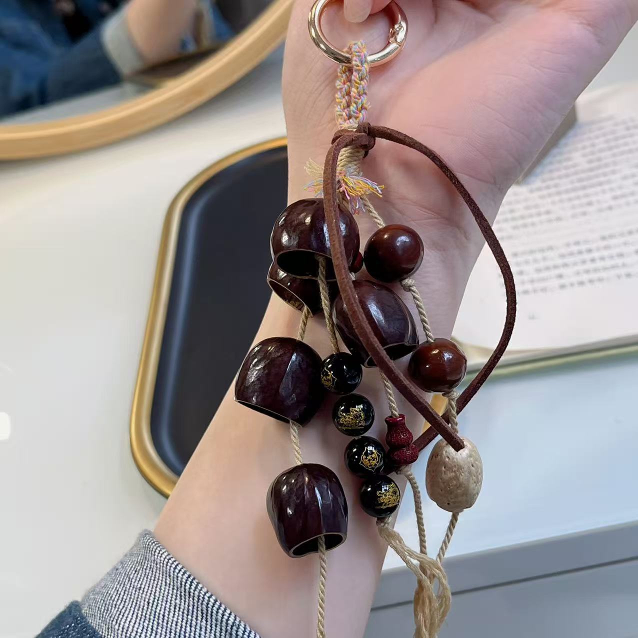 The new Indonesian black fruit wind chime pendant is paired with a black agate gilded bag for hanging cars, mobile phones and couples pic 3